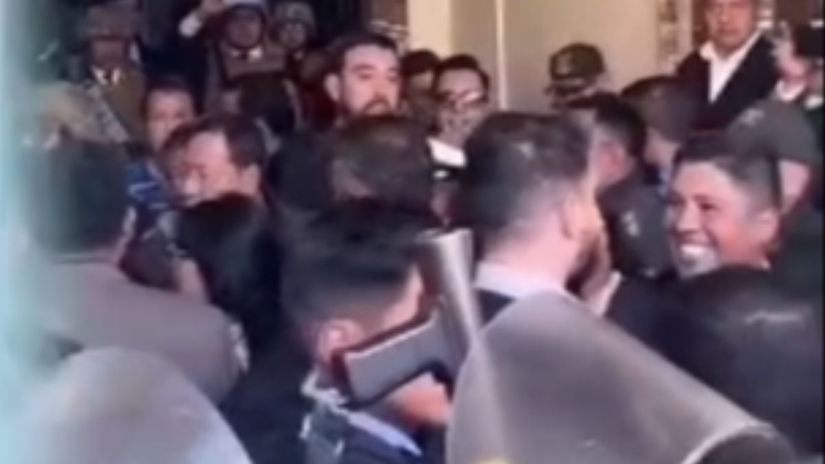 Del Castillo y su seguridad riéndose en pleno supuesto golpe de Estado.
