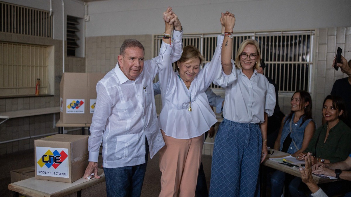 Edmundo Gonzáles junto a su familia en el recinto electoral. Foto: RRSS