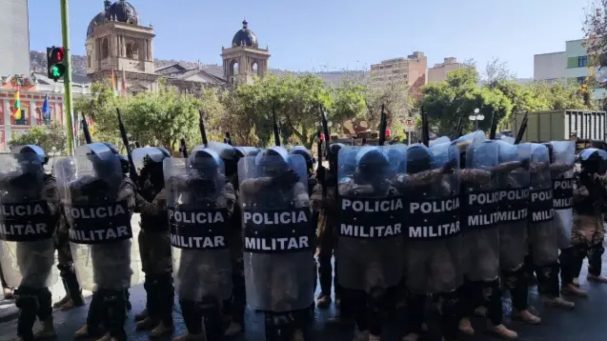 La Policía Militar el 26 de junio en la plaza Murillo. Foto: internet