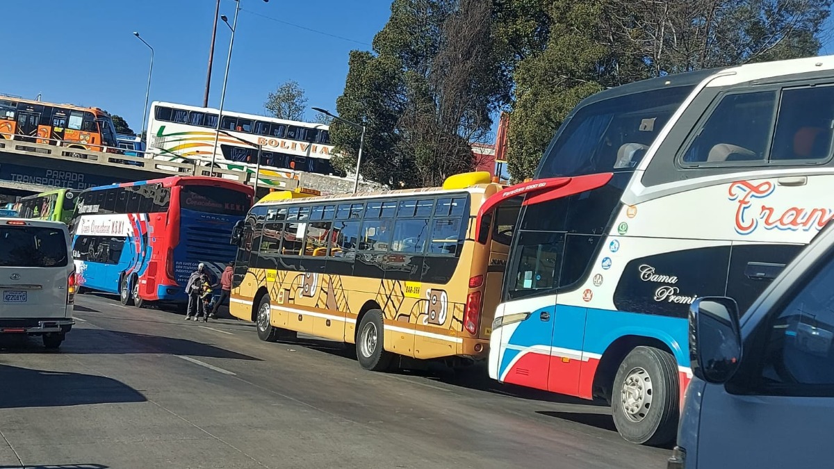 Los buses hacen fila por diésel. Foto: ANF