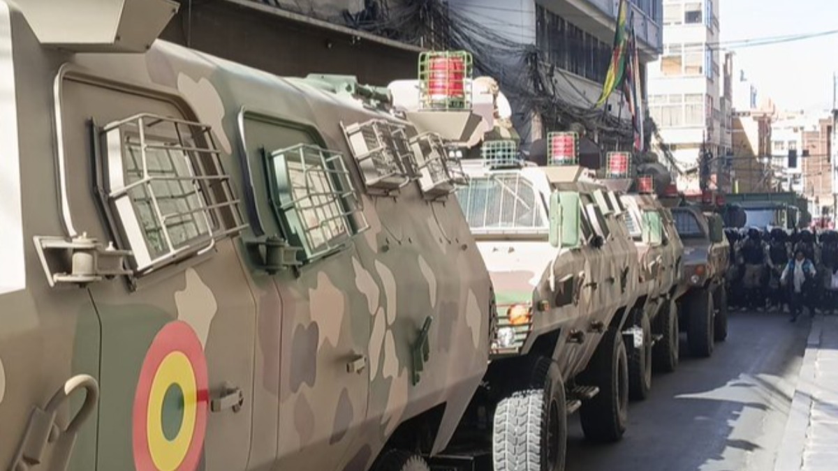 Los militares entran a plaza Murillo. Foto: Internet