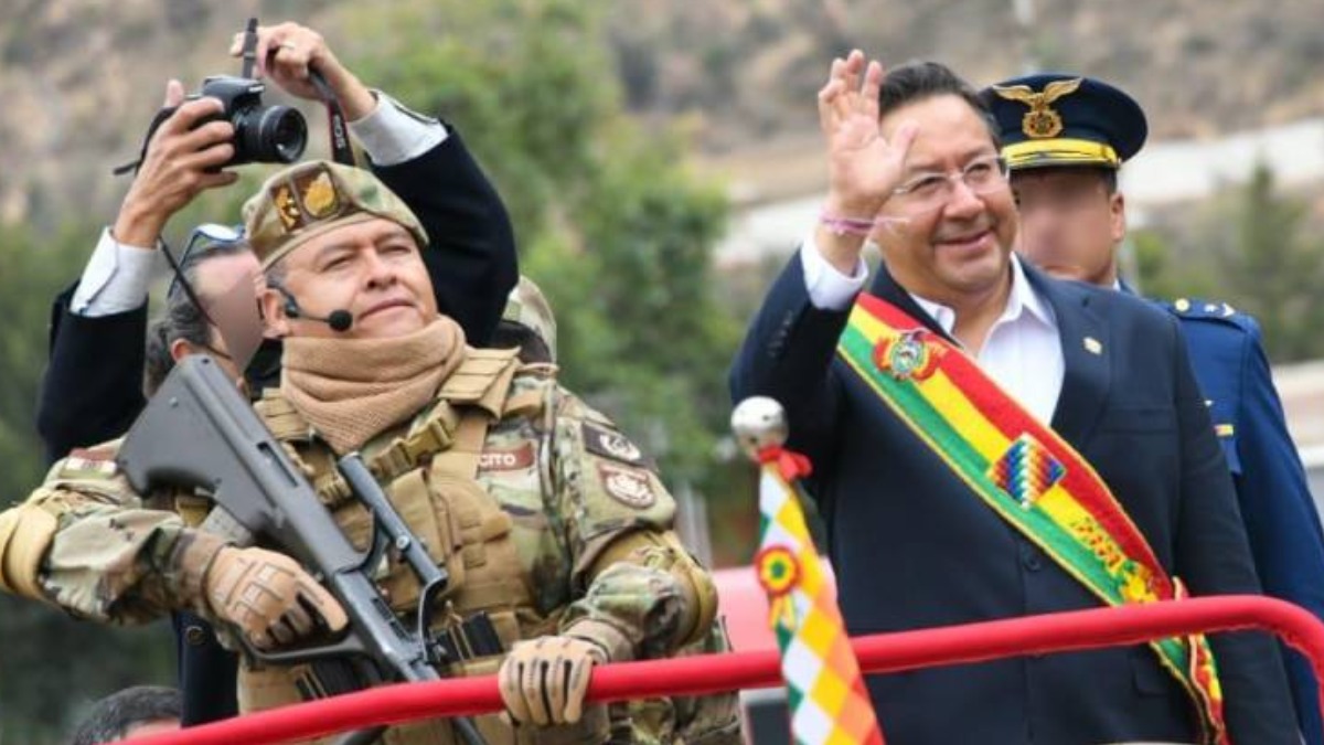 Luis Arce junto al general Juan José Zúñiga durante el Día del Ejército, en diciembre de 2022. Foto: Ministerio de Defensa