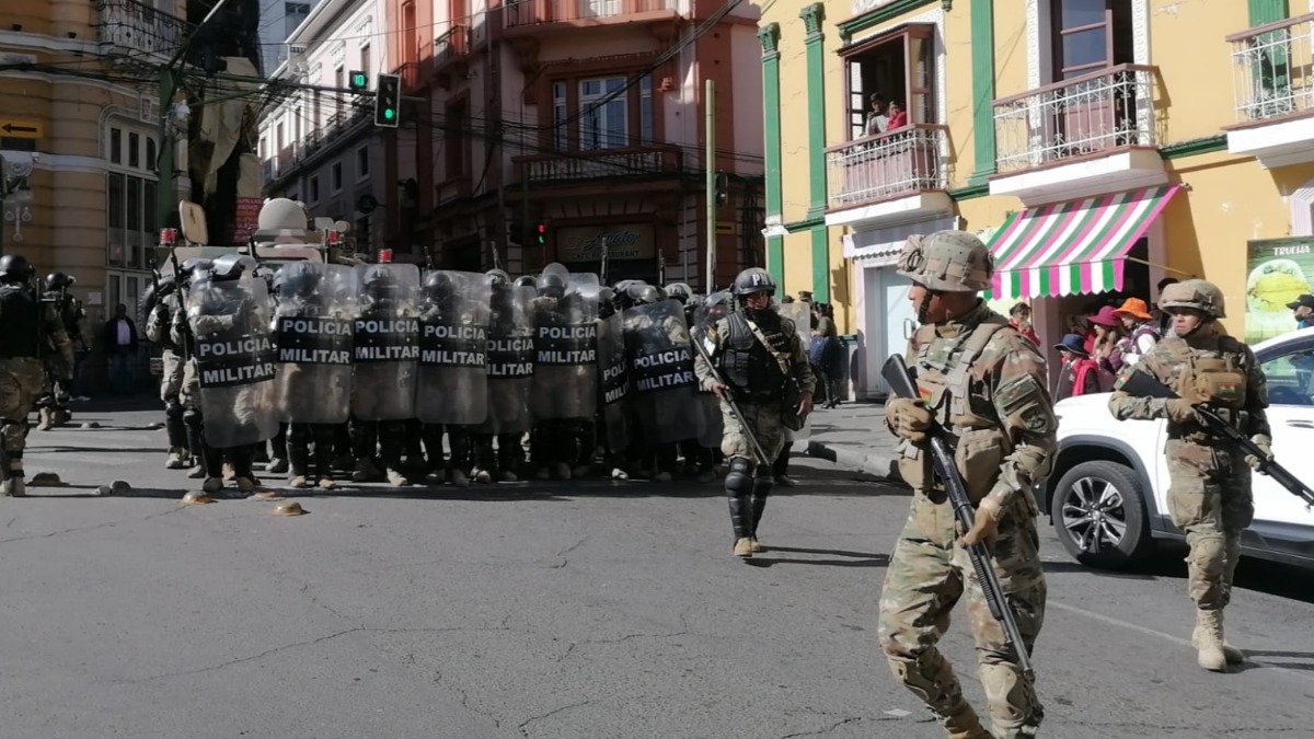 Militares ingresando a plaza Murillo. Foto: Erbol