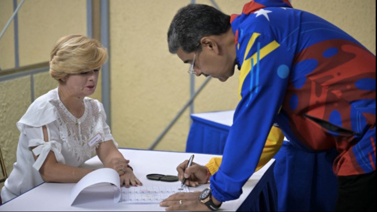 Nicolás maduro ya emitió su voto. Foto: El Universal