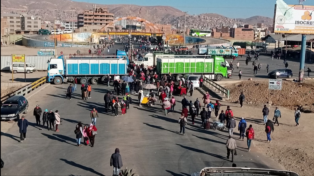 Transportistas bloquean en Oruro. Foto: Radio Fides