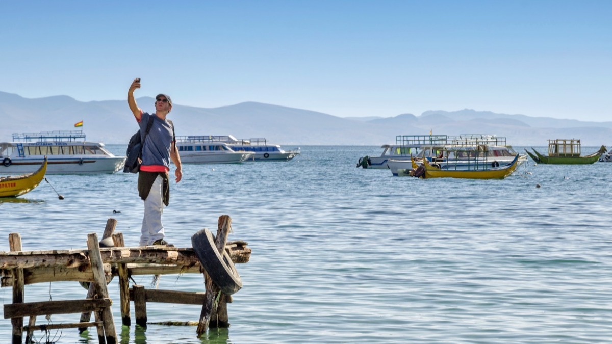 Un turista se toma una selfie en el lago Titicaca. Foto: Viceministerio de Turismo