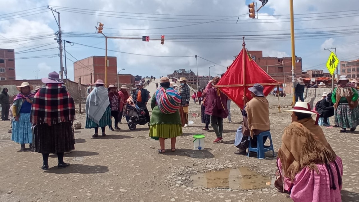 El Alto Policia reporta 10 puntos de bloqueo de gremiales desde Senkata hasta la Apacheta ANF Agencia de Noticias Fides Bolivia