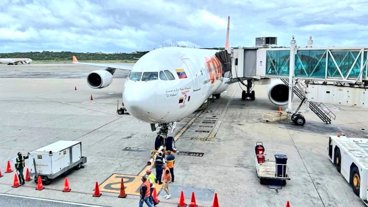 Una avión en un aeropuerto venezolano.