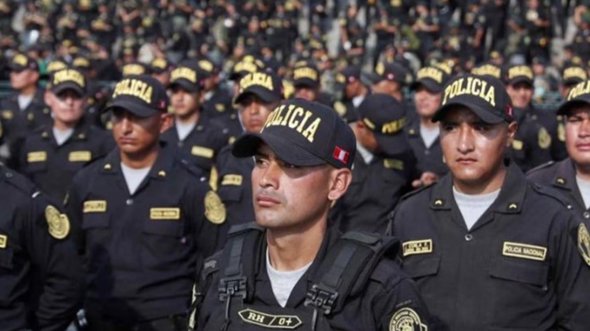 Efectivos policiales en Perú.