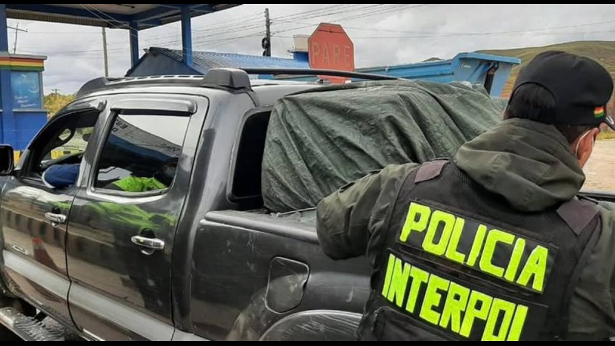 El sujeto fue entregado en la frontera a las autoridades de Perú. Foto: Unitel