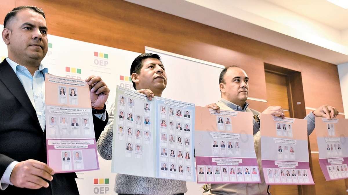 Autoridades electorales presentando las boletas de votación de las elecciones judiciales 2024. Foto: Ahora el Pueblo