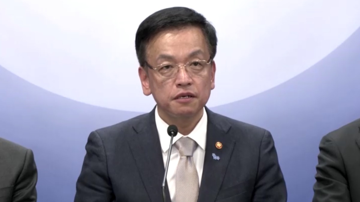 El nuevo presidente en funciones de Corea del Sur, Choi Sang Mok.