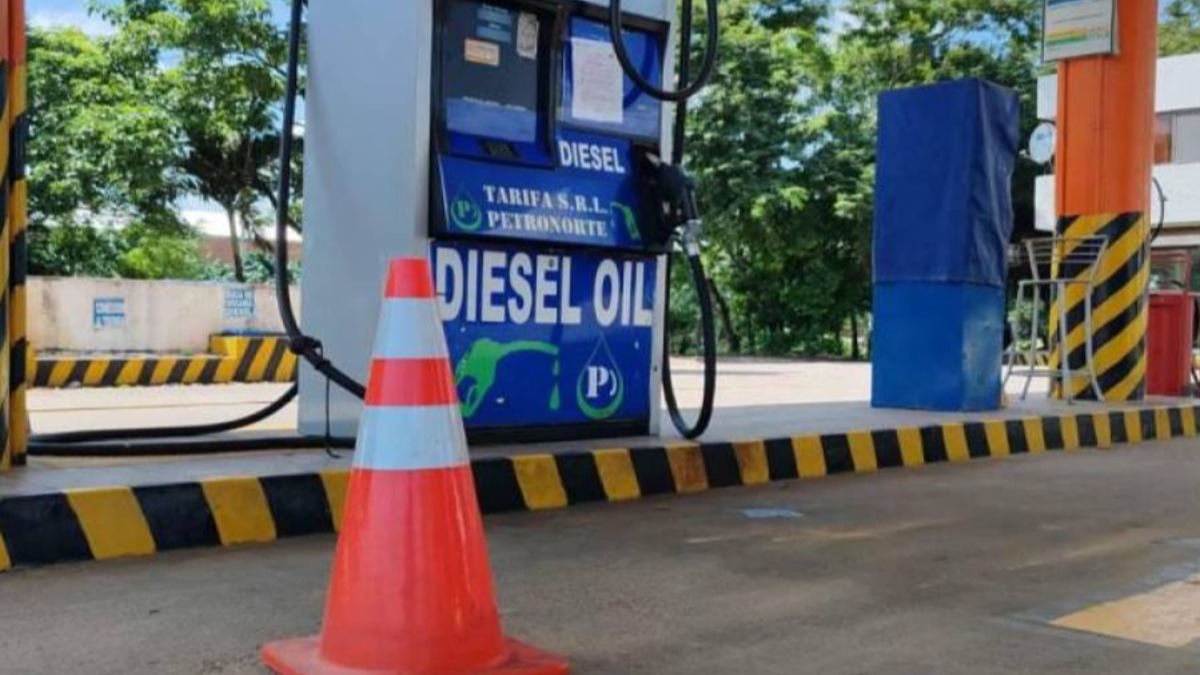 En las estaciones de servicio se registran largas filas para comprar diésel. Foto: Internet
