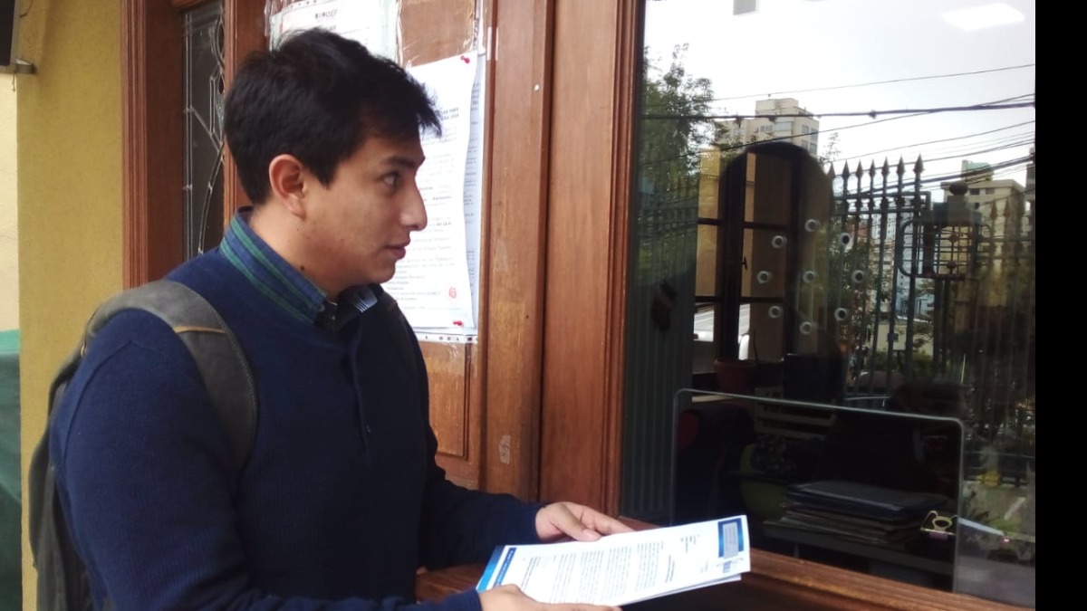 Jhonathan Herrera de Fundación Jubileo entrega en la Ventanilla Única del TSE la propuesta de las NPIOC. Foto: ANF