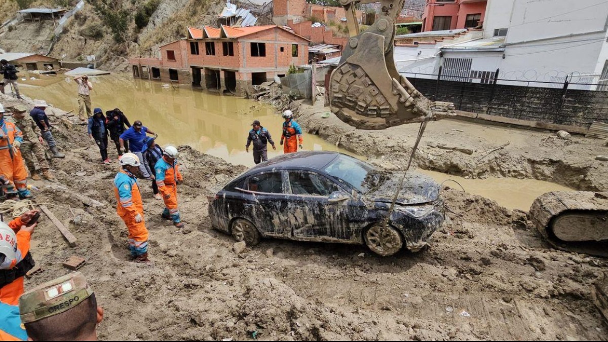 La mazamorra afectó a más de 40 casas y los vehículos quedaron enterrados. Foto: Alcaldía de La Paz