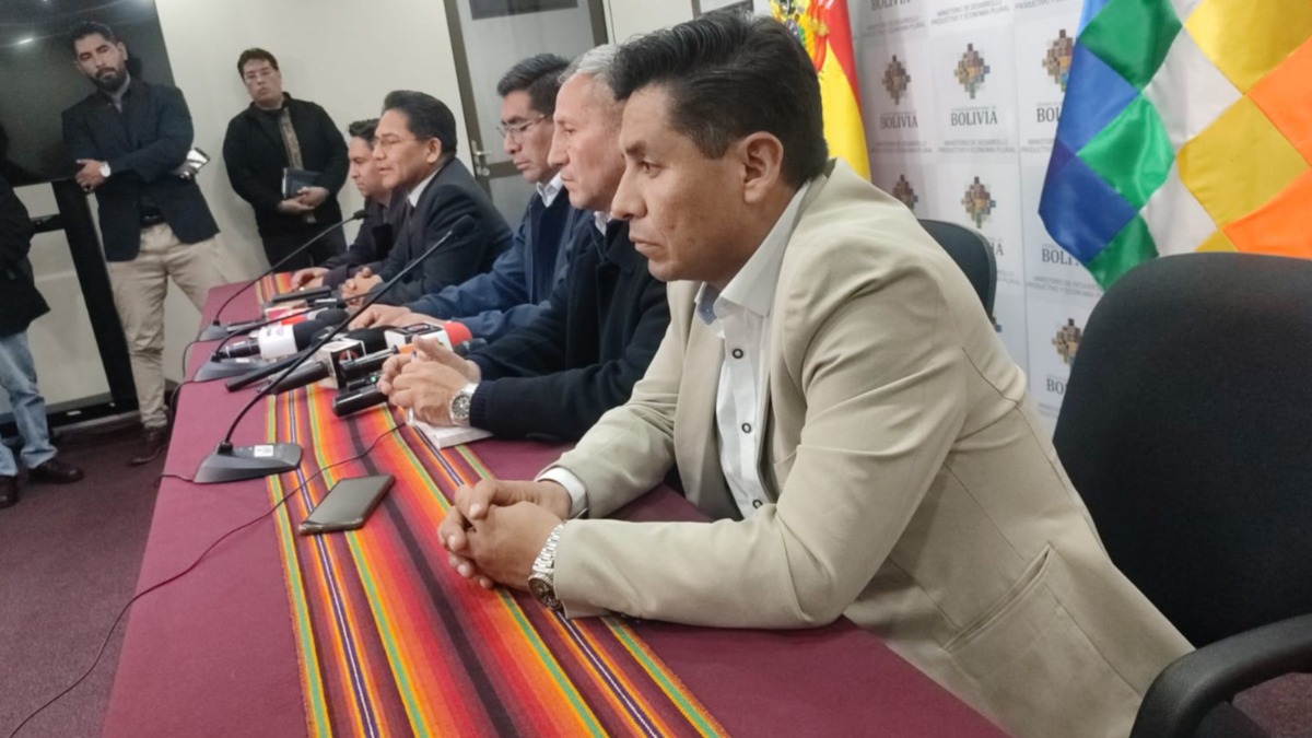 Las autoridades en rueda de prensa. Foto: Jenny Callisaya.