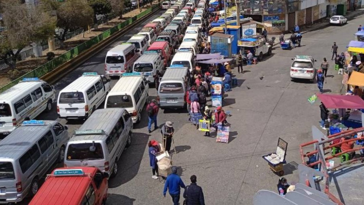 Punto de parada del transporte público en la calle 2, Ceja de El Alto. Foto: Unitel