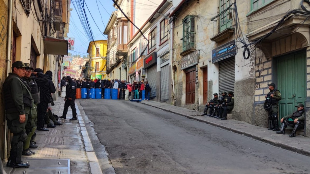 Septiembre de 2024, escuderos afines al gobierno en la calle Colón en La Paz. Foto: ANF