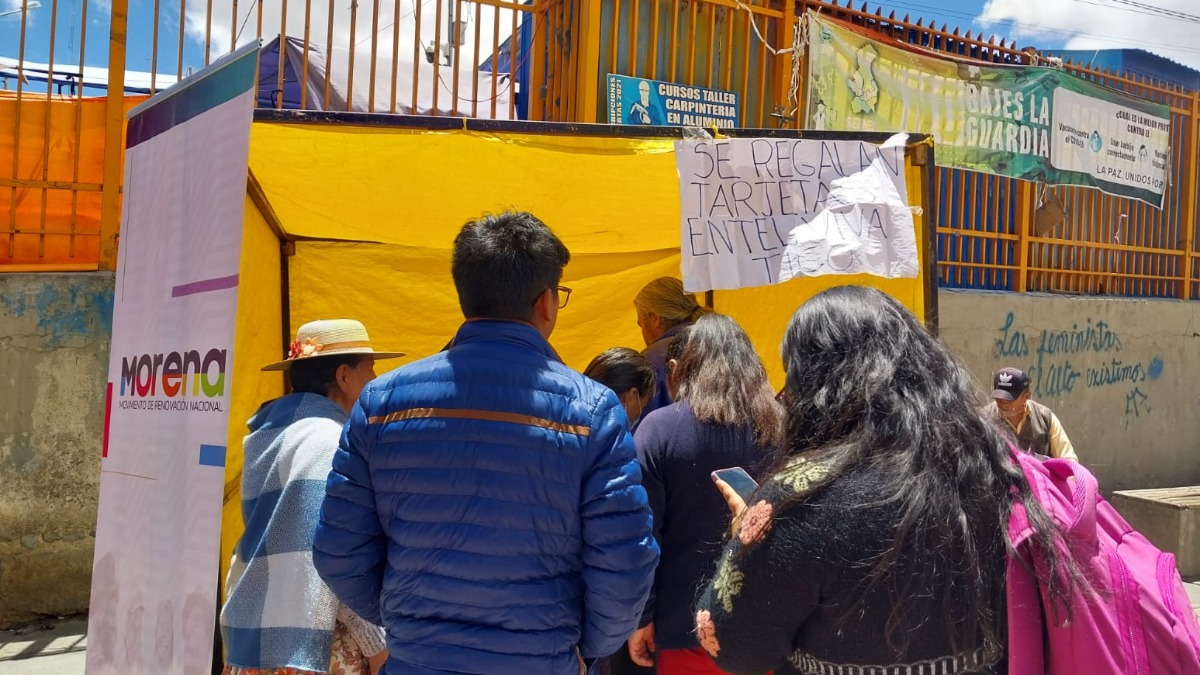 Un puesto de registro a militantes para ser de Morena. Foto: ANF