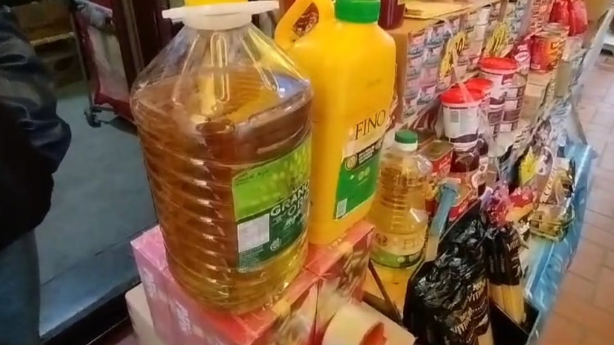 Venta de aceite en tiendas de El Alto. Foto: ANF