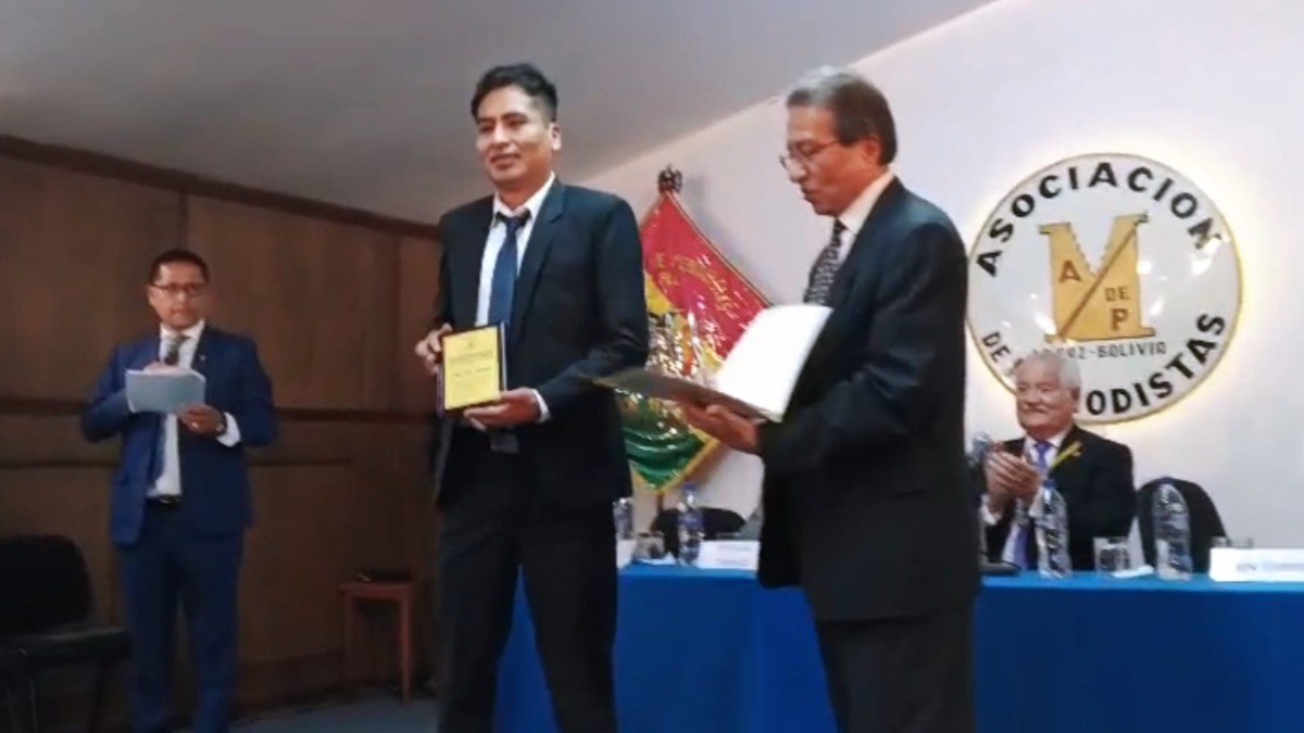 Entrega del reconocimiento al periodista de la ANF. Foto: ANF