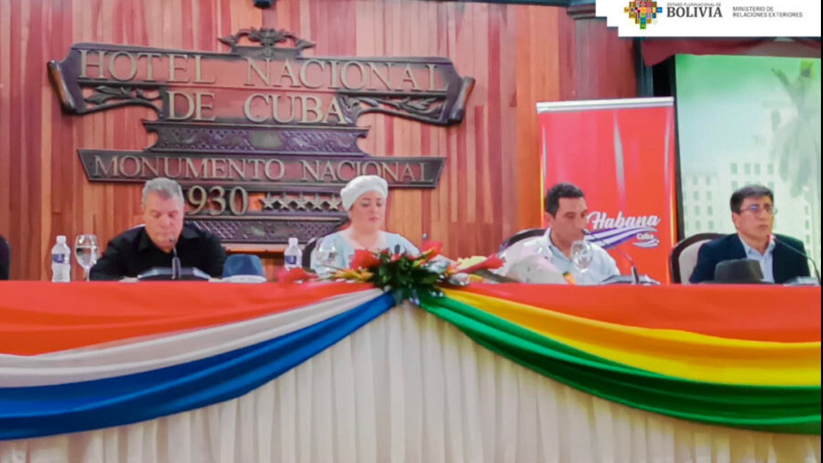 Ejecutivo de BoA y ministra de la Presidencia viajaron el en vuelo inaugural. Foto: Min. RREE