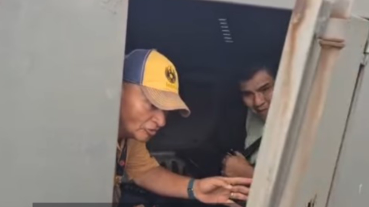 Los periodistas que fueron arrestados y conducidos a la FELCC. Foto: captura video