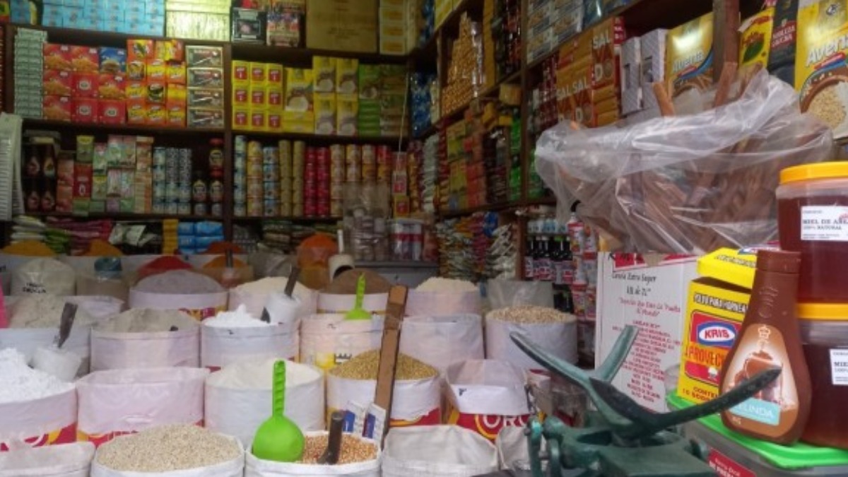Un puesto de productos en un mercado de La Paz. Foto: ANF