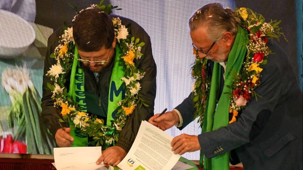 Doria Medina y Del Granado firman acuerdo. Foto: UN