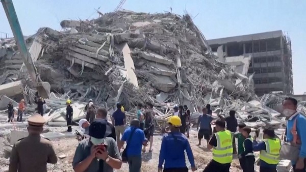 Los restos de un edificio tras el sismo en Birmania.