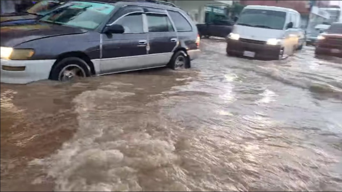 Calles inundadas en Santa CRuz a causa de la lluvia que cayó por siete horas. Foto: Captura