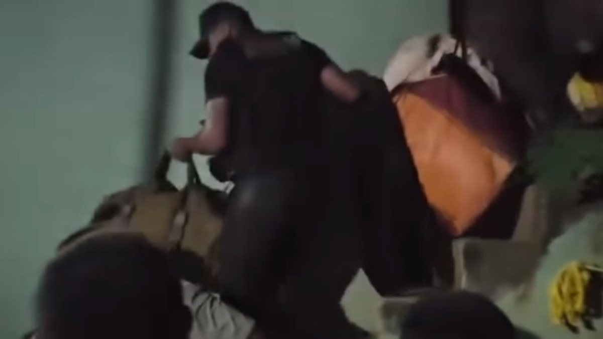 Captura de pantalla. Policías siendo explulsados de Mapiri-