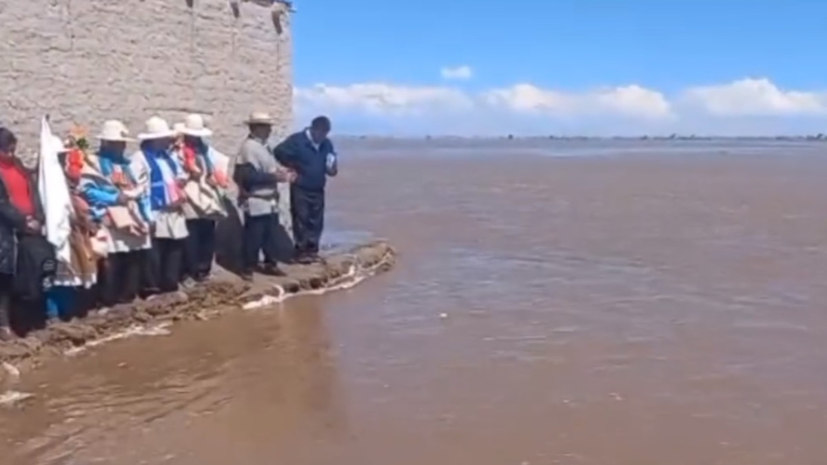 Comunarios de Oruro en comunidades anegadas por las lluvias.