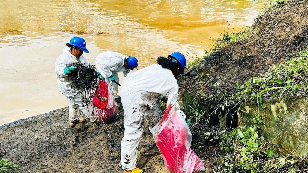 Derrame de crudo en Esmeraldas, Ecuador.  Foto: MINISTERIO DE ENERGÍA Y MINAS ECUADOR