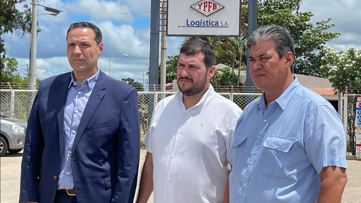 Dirigencia cívica de Santa Cruz en la planta de refinería Palmasola. Foto: RRSS