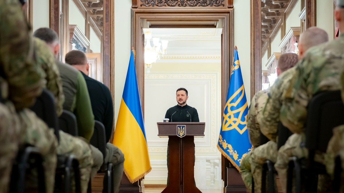 El presidente de Ucrania, Volodimir Zelenski, habla ante personal de seguridad.  Foto:  PRESIDENCIA DE UCRANIA