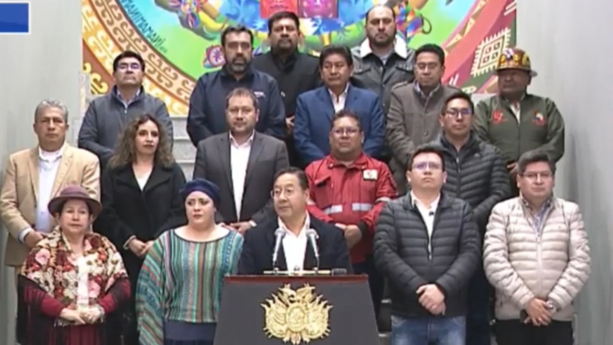 El presidente junto a miembros de su gabiente de ministros. Foto: captura