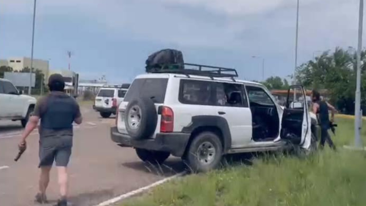 El vehículo del Gobernador fue interceptado por policías de civil y fuertemente armados. Foto: Internet