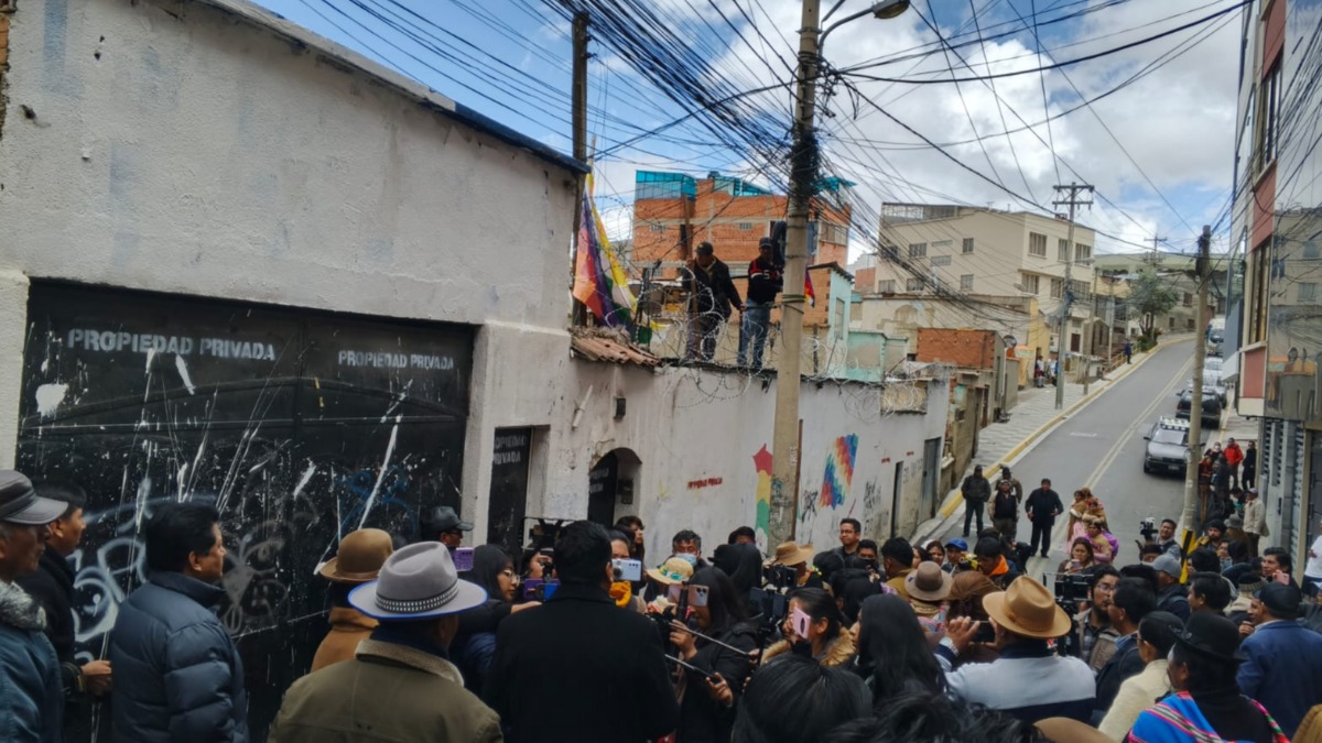 Evistas retoman su sede y borran letras de la sigla del MAS. Foto: ANF