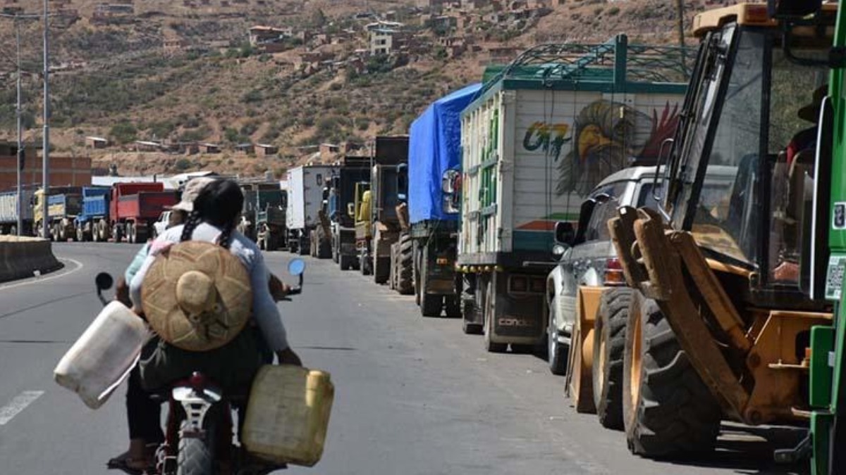 Fila de camiones para cargar combustible en una estación de servicio en la ruta al valle alto de Cochabamba. Foto: José Rocha/ Los Tiempos