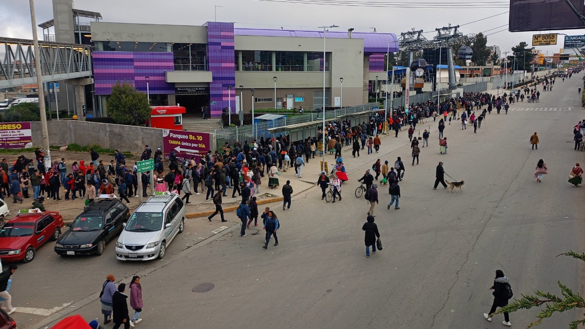 Filas en el Teleférico morado por el paro de transporte. Foto: Vamos El Alto