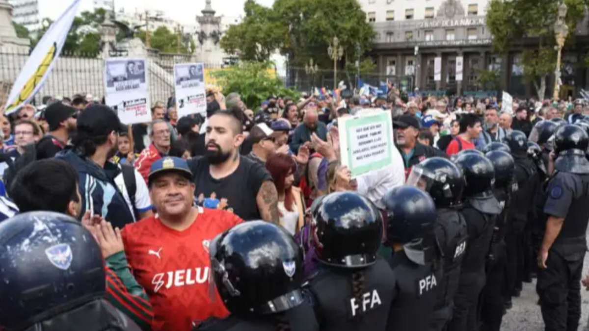 Hinchas de fútbol y jubilados protestan en cercanías del congreso de Argentina.