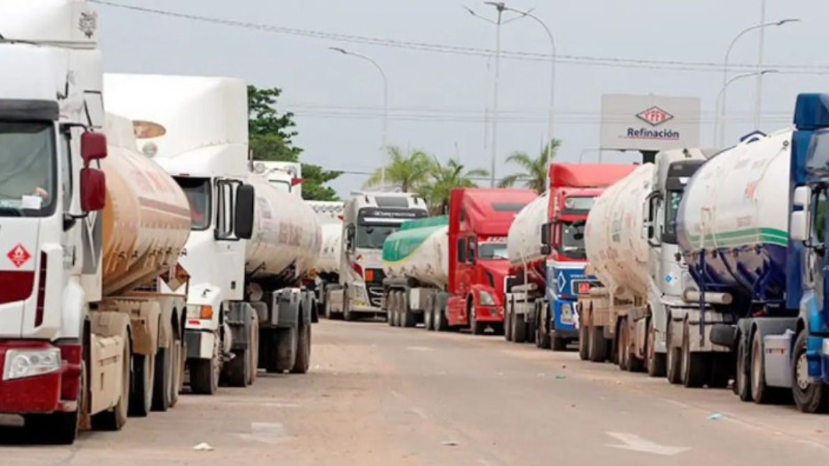 Largas filas por combustible. Foto: Archivo YPFB