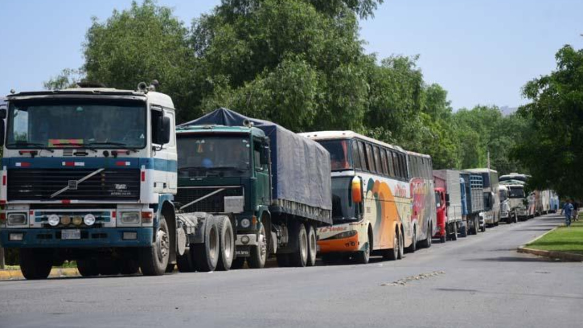 Las filas en Cochabamba por diésel. Foto: Carlos López