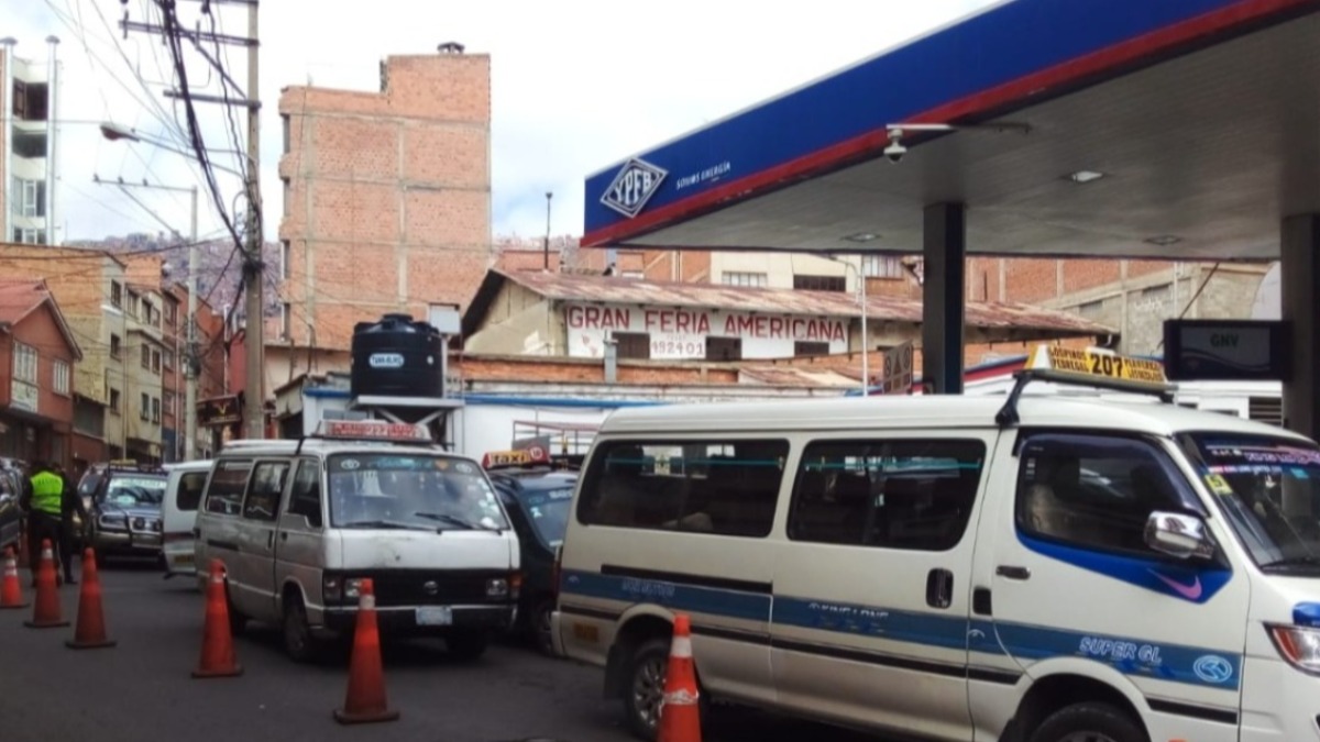 Las filas por combustible. Foto: Archivo ANF