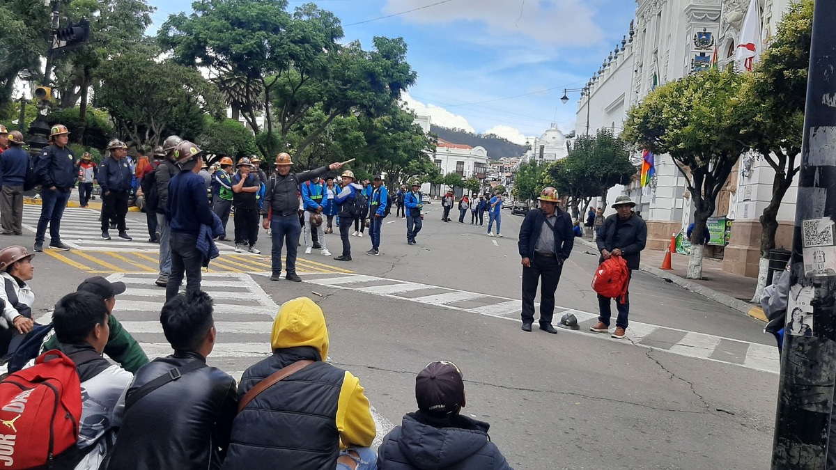 Los cooperativistas mineros cercaron la plaza 25 de Mayo, en Sucre. Foto: Radio Éxito