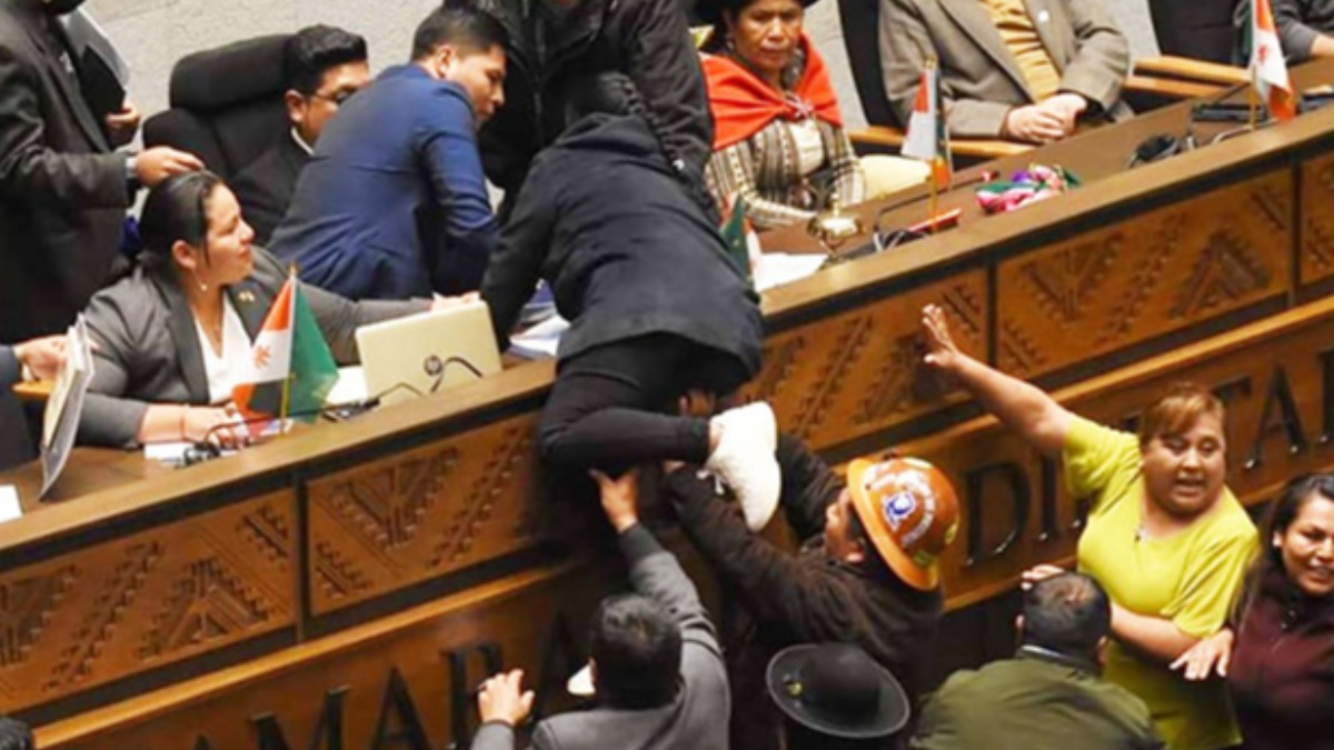 Los parlamentarios convirtieron el hemiciclo de Diputados en un campo de batalla. Foto: Los Tiempos