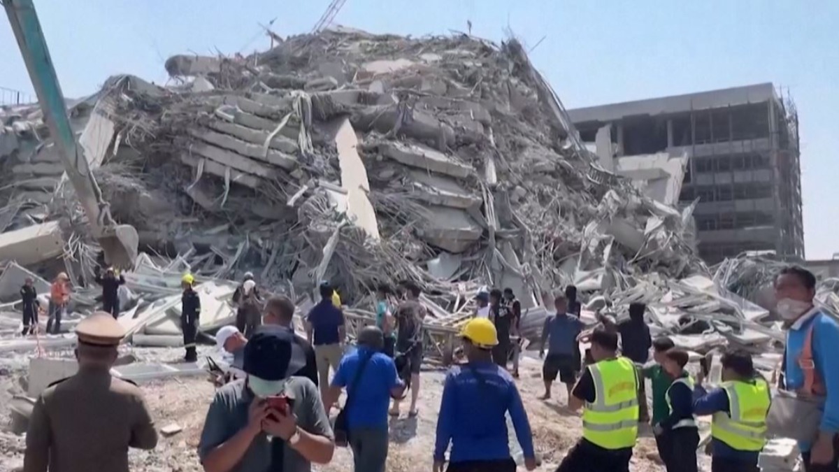Los restos de un edificio tras el sismo en Birmania.