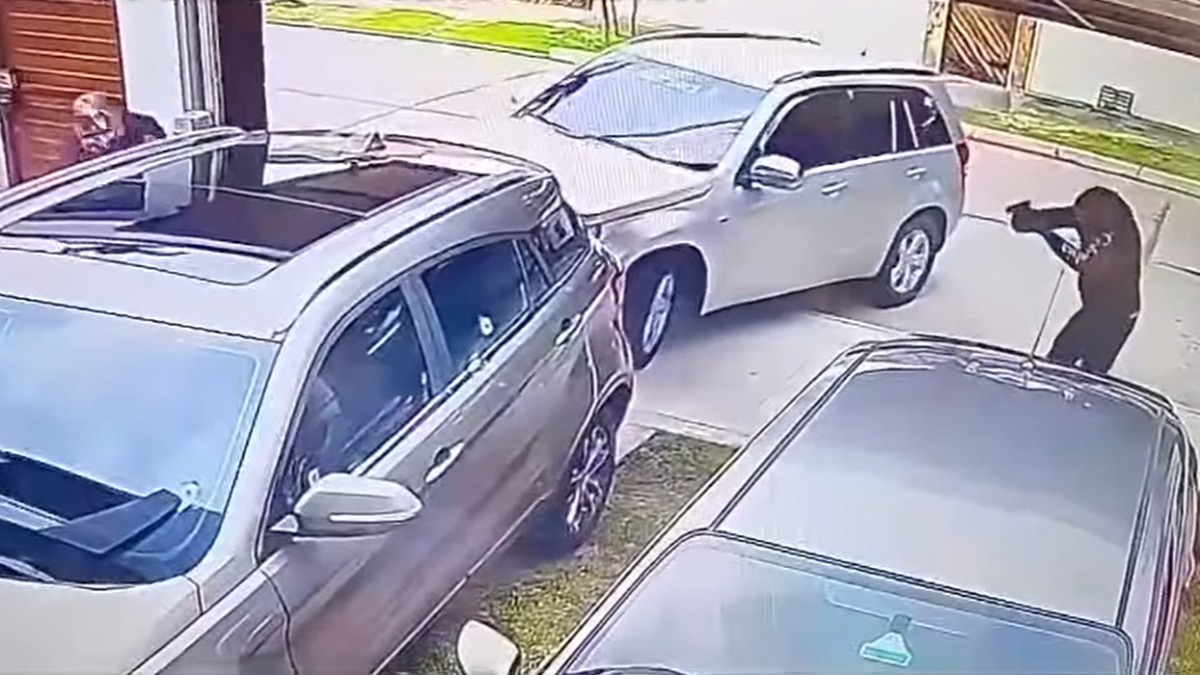 Los sujetos encapuchados interceptan al capitán Aldunate. Foto: Captura
