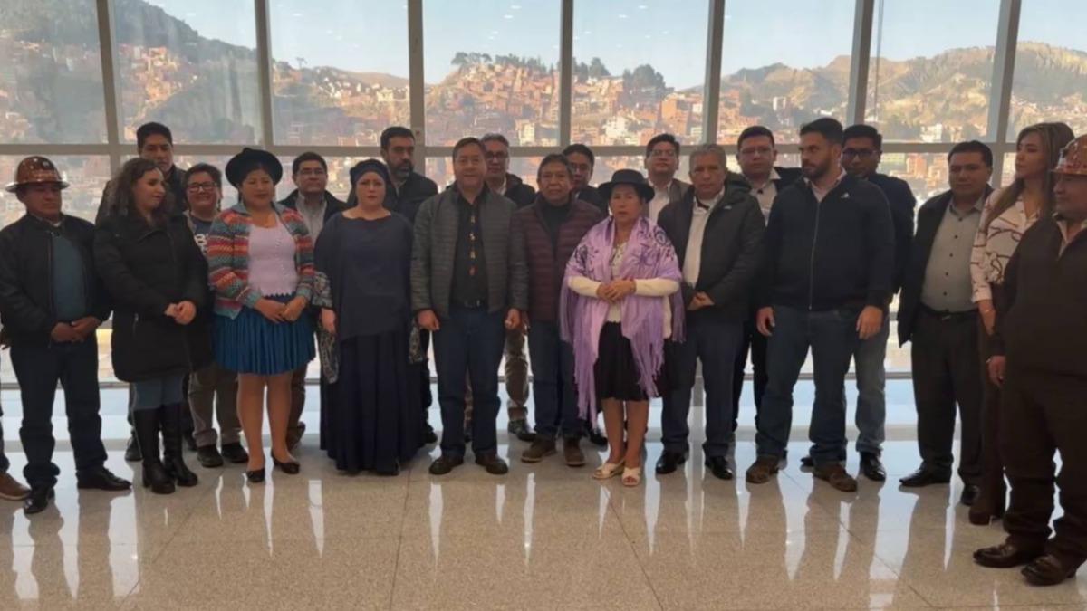 Luis Arce junto al vicepresidente, ministros y viceministros. Foto: Internet